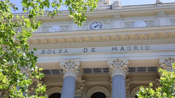 El Ibex 35 sube un 0,12% en la apertura y recupera los 17.700 puntos, con el Brent a más de 107 dólares