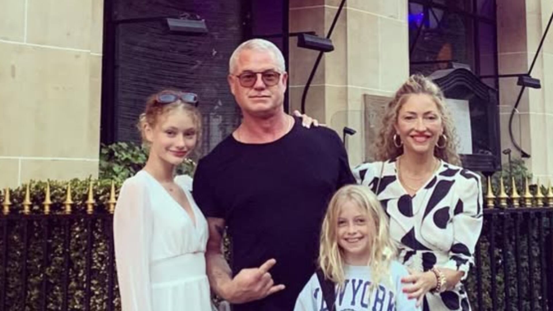 Eric Dane describió en una entrevista con Diane Sawyer de ABC News cómo la debilidad en su mano derecha fue el primer síntoma que lo llevó al diagnóstico de ELA. (Instagram/Rebecca Gayheart)