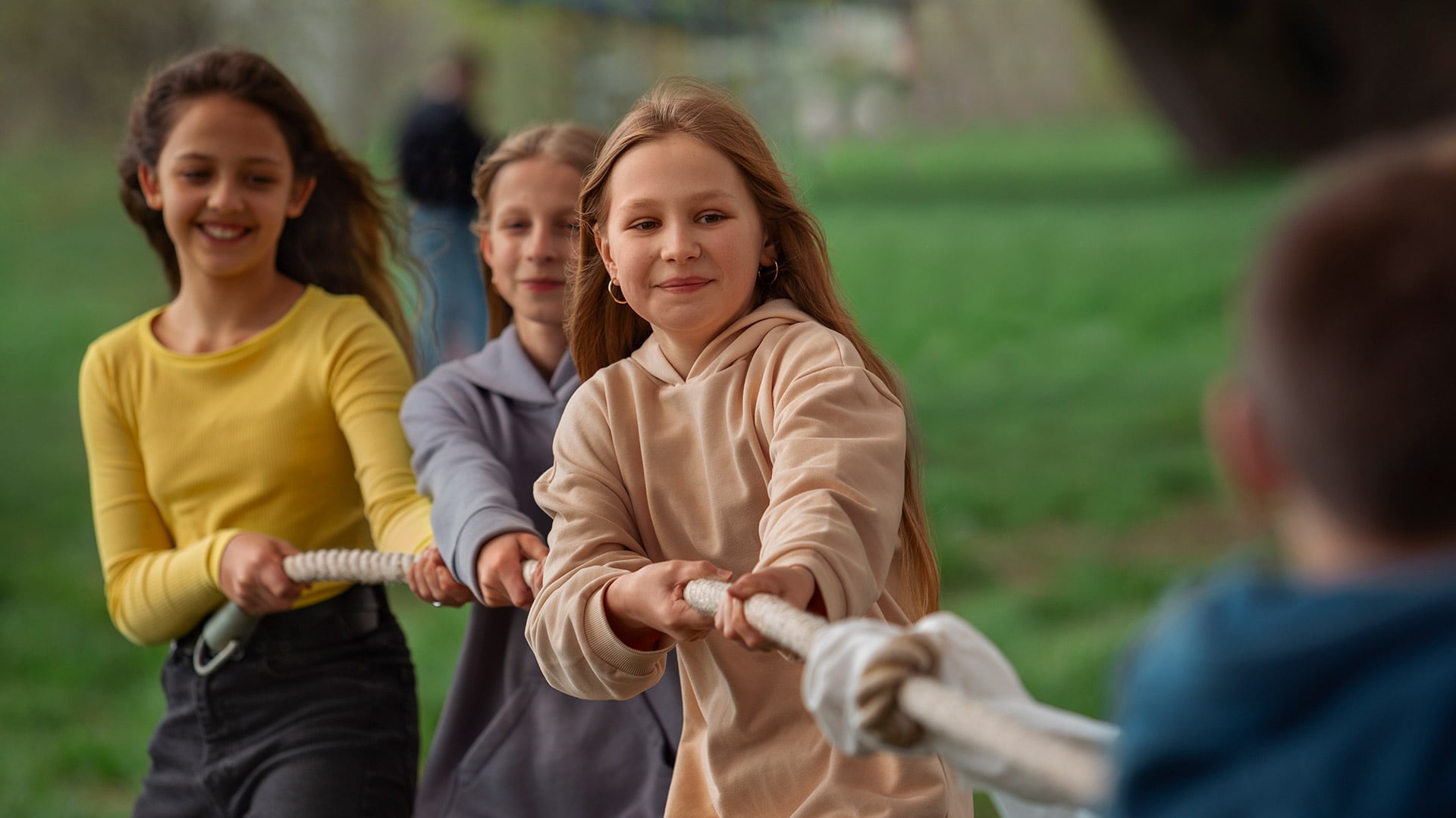 El tiempo de juego al aire libre disminuyó un 35% en niños estadounidenses, incrementando los trastornos de ansiedad y aislamiento social (Freepik)