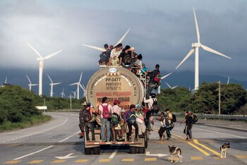 Un camión que transporta en