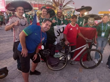 "Makey" Benavides comparte con aficionados de diferentes países en el Mundial de Rusia 2018. (Cortesía: Makey Benavides)