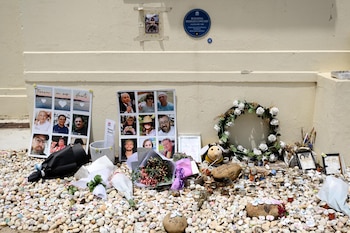 Flores y fotos se exhiben