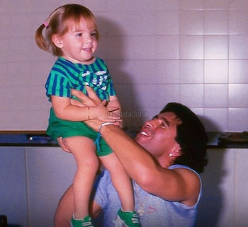 Diego Maradona y una hermosa
