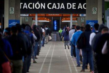 Pasajeros hacen fila para comprar