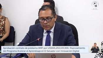 El experto indicó que las nuevas inyecciones de financiamiento están dirigidas a optimizar la gestión educativa, la cobertura médica digital y la conectividad nacional (Captura de pantalla de la transmisión en vivo de la comisión).