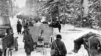 Unidad de artillería soviética dirigiéndose