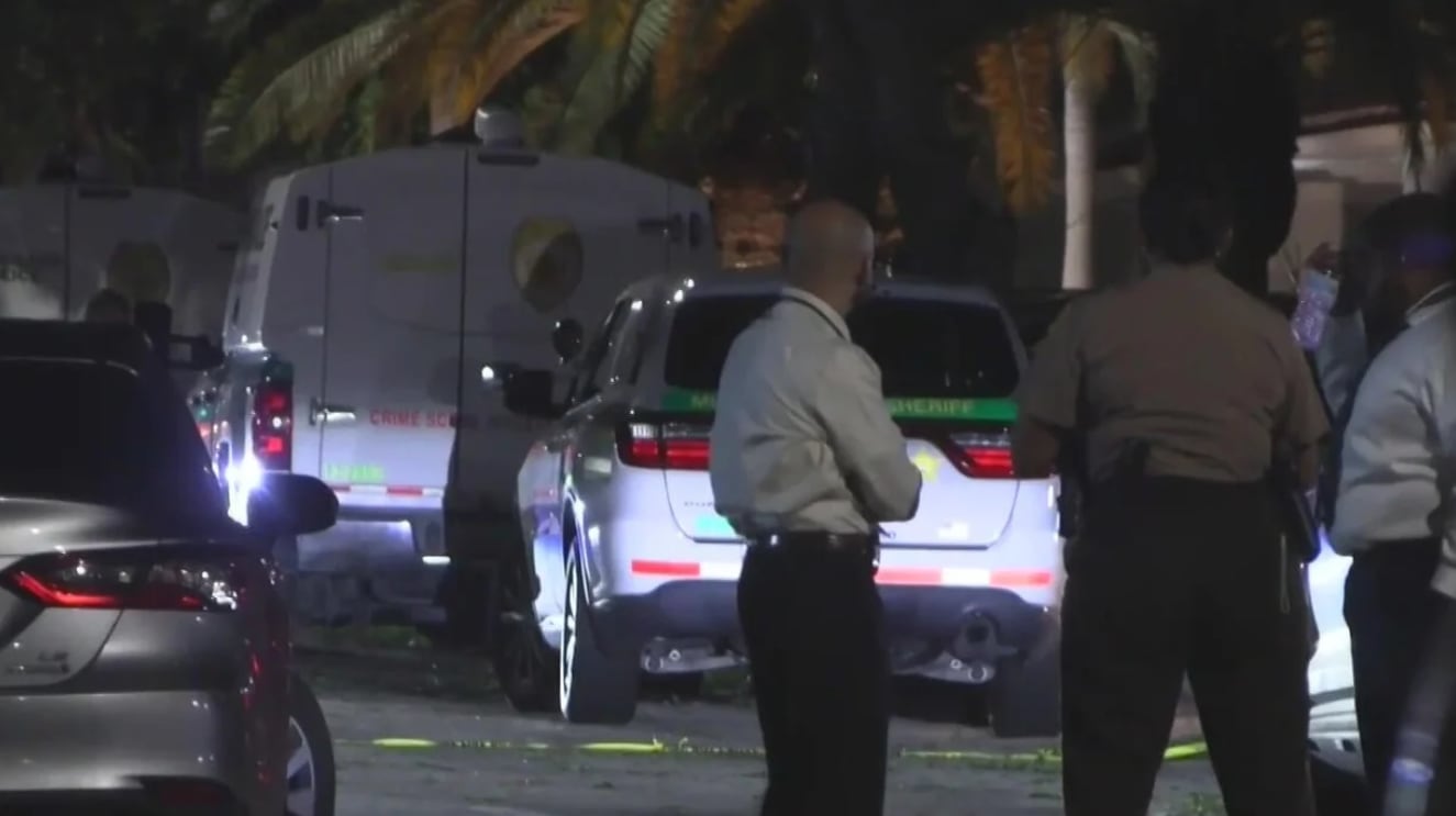 Efectivos de la policía y del sheriff desplegaron un operativo en la vivienda donde ocurrieron los hechos, realizando peritajes y resguardando la escena mientras avanza la investigación oficial (CBS News)
