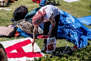 Un estudiante protesta en una