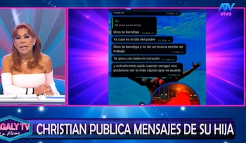 Mujer sentada en estudio de televisión, monitor con captura de pantalla de chat, banner inferior con texto, y logo de ATV