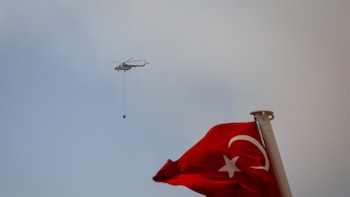 Un helicóptero del Ejército de Turquía se estrella durante un entrenamiento cerca de Ankara