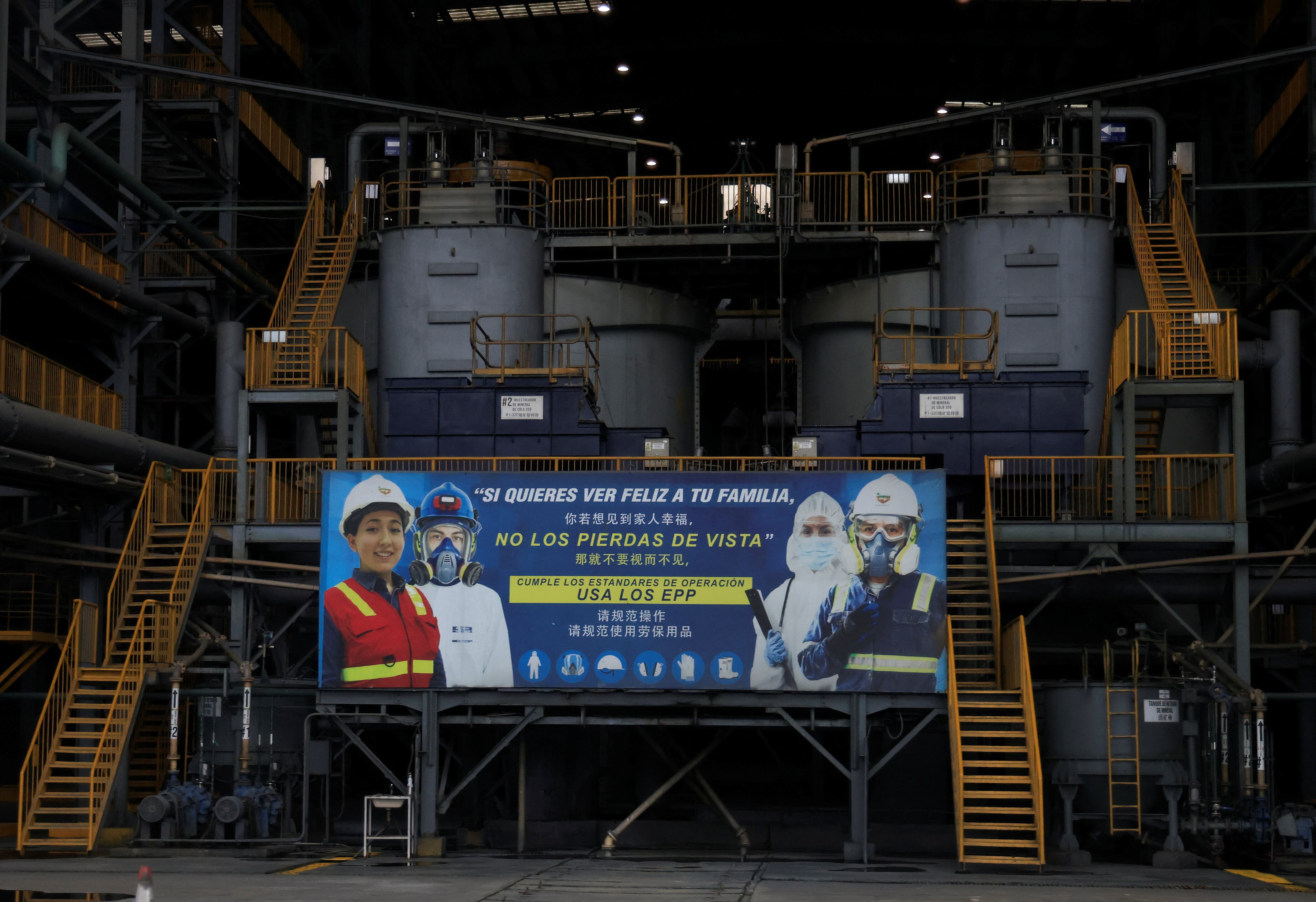 Señalización de seguridad se exhibe en la infraestructura de la planta de beneficio de la Mina Mirador, en Tundayme, Ecuador. REUTERS/Karen Toro