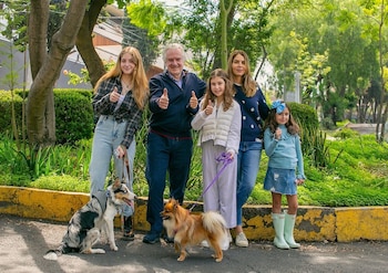 Santiago Creel Miranda acudió a votar con su familia