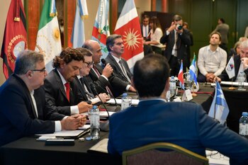 Mientras Manzur habla lo acompañan