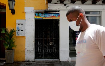 Un hombre camina al frente de una agencia de turismo, este viernes, en Cartagena (Colombia). EFE/Ricardo Maldonado Rozo/Archivo