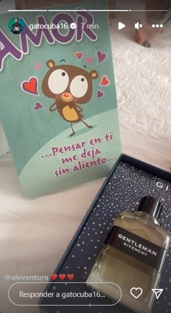 Rodrigo Cuba muestra su regalo.