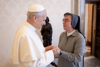 Sor Alessandra Smerilli, junto al papa León XIV