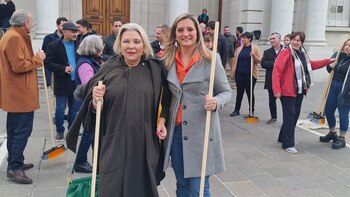 Elisa Carrió se retira de