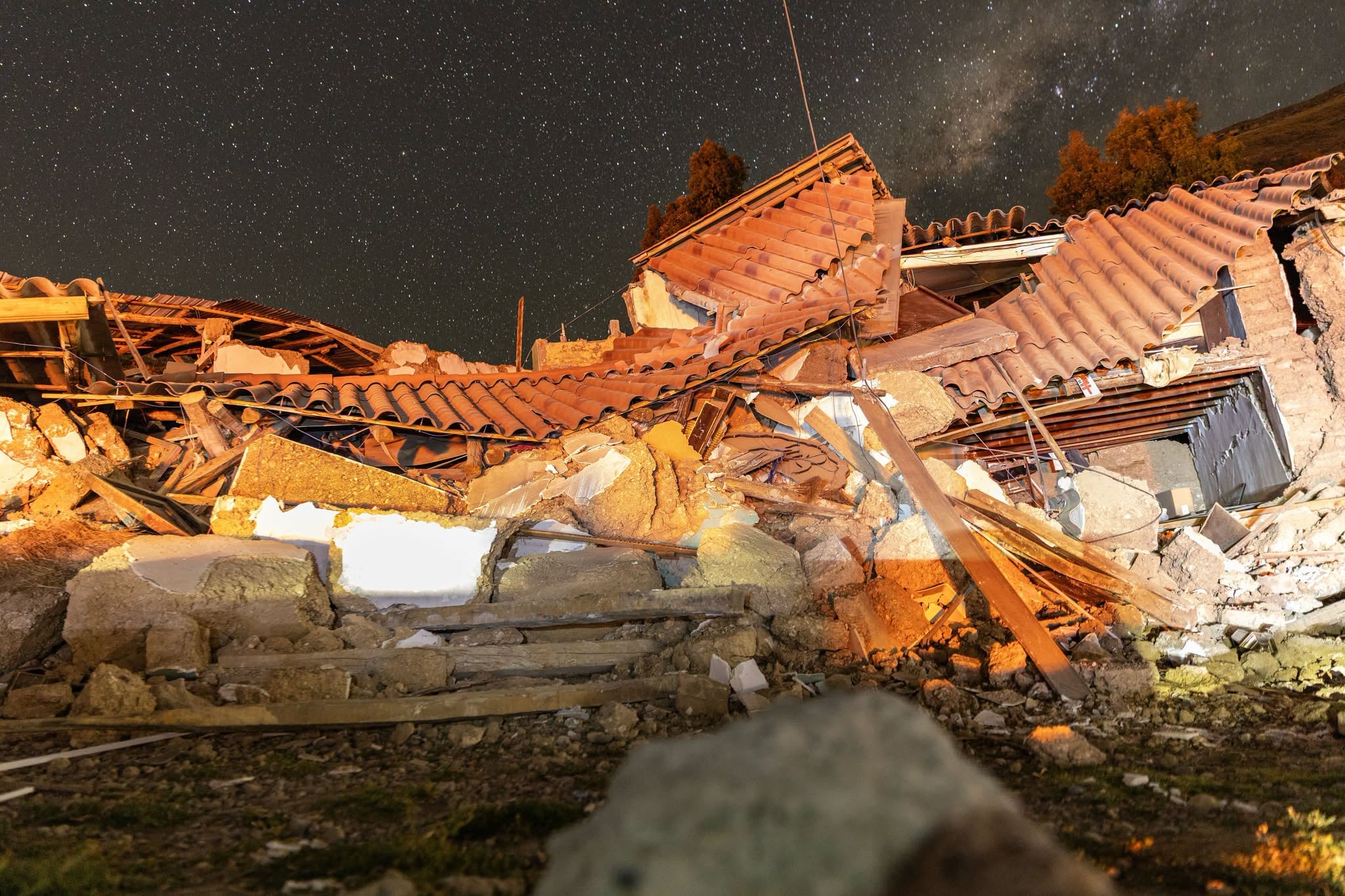 Una vivienda parcialmente destruida por el sismo de magnitud 5.1 en Junín yace bajo un cielo estrellado tras el evento del 18 de julio de 2026. (Wayka / Javier Ninanya y Yershon Vilca)