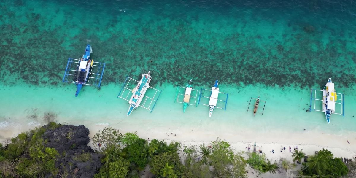 Entalula Beach, Filipinas Entalula Beach, en Palawan, alcanzó el primer puesto del ranking de The World’s 50 Best Beaches 2026 por su entorno de piedra caliza y aguas transparentes (Captura/YouTube)
