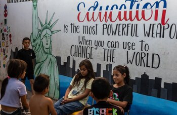 Niños desplazados en una escuela