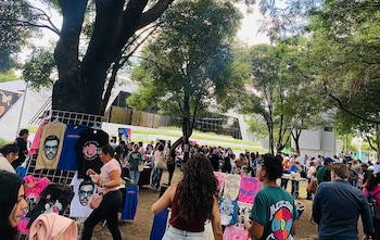 El bazar de Harry Styles en CDMX funciona como punto de encuentro para los fans por lo limitada que es la merch oficial y sus precios dentro del Estadio GNP Seguros. (Fotos: Raúl A. González/Infobae México)