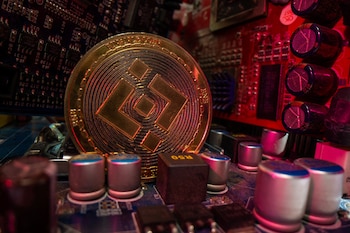 Una representación de la criptomoneda Binance aparece colocada sobre la placa base de una computadora en esta ilustración (REUTERS/Dado Ruvic)
