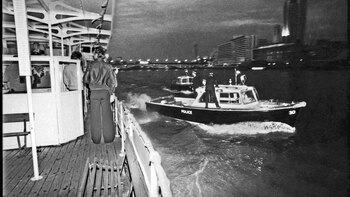 Las lanchas policiales salen en