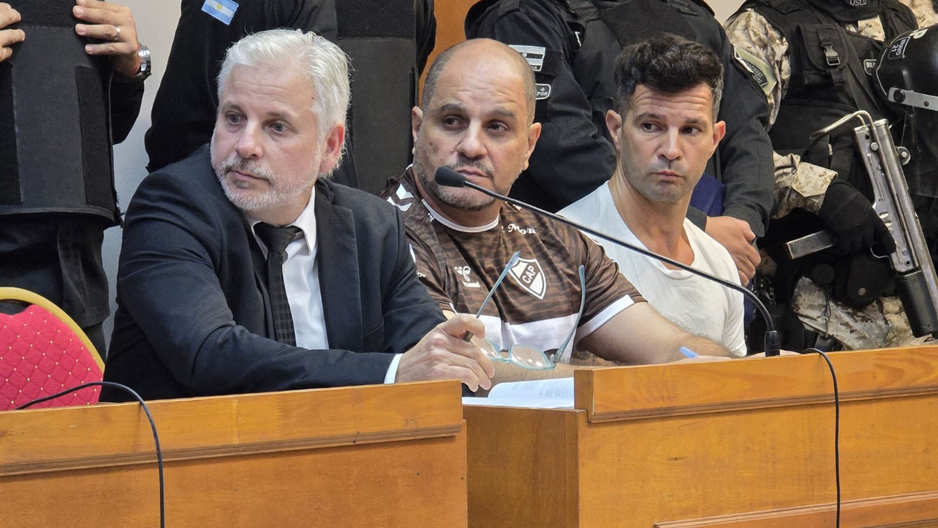 Leonardo Cositorto junto a su abogado, Guillermo Dragotto en la primera audiencia del juicio en su contra en Goya, Corrientes (Crédito/STJ de Corrientes)