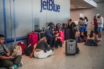 Viajeros sentados junto a su