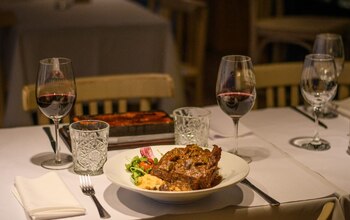 Detrás, un pastel de ciervo