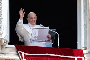 El papa Francisco levanta la mano en señal de saludo mientras pronuncia el Ángelus horas antes de ser ingresado en el hospital Gemelli para una operación de colon, en el Vaticano, el 4 de julio de 2021 (Vatican Media)