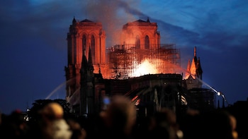 Decenas de personas observan la