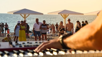 Adiós a la música en directo frente al mar en Vigo: el Concello prohíbe los conciertos en chiringuitos este verano