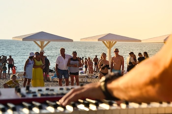 Imagen de stock de un concierto frente al mar (Pexels)