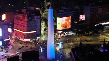 El Obelisco y los monumentos porteños se tiñeron con los colores de la bandera tras el anuncio Messi