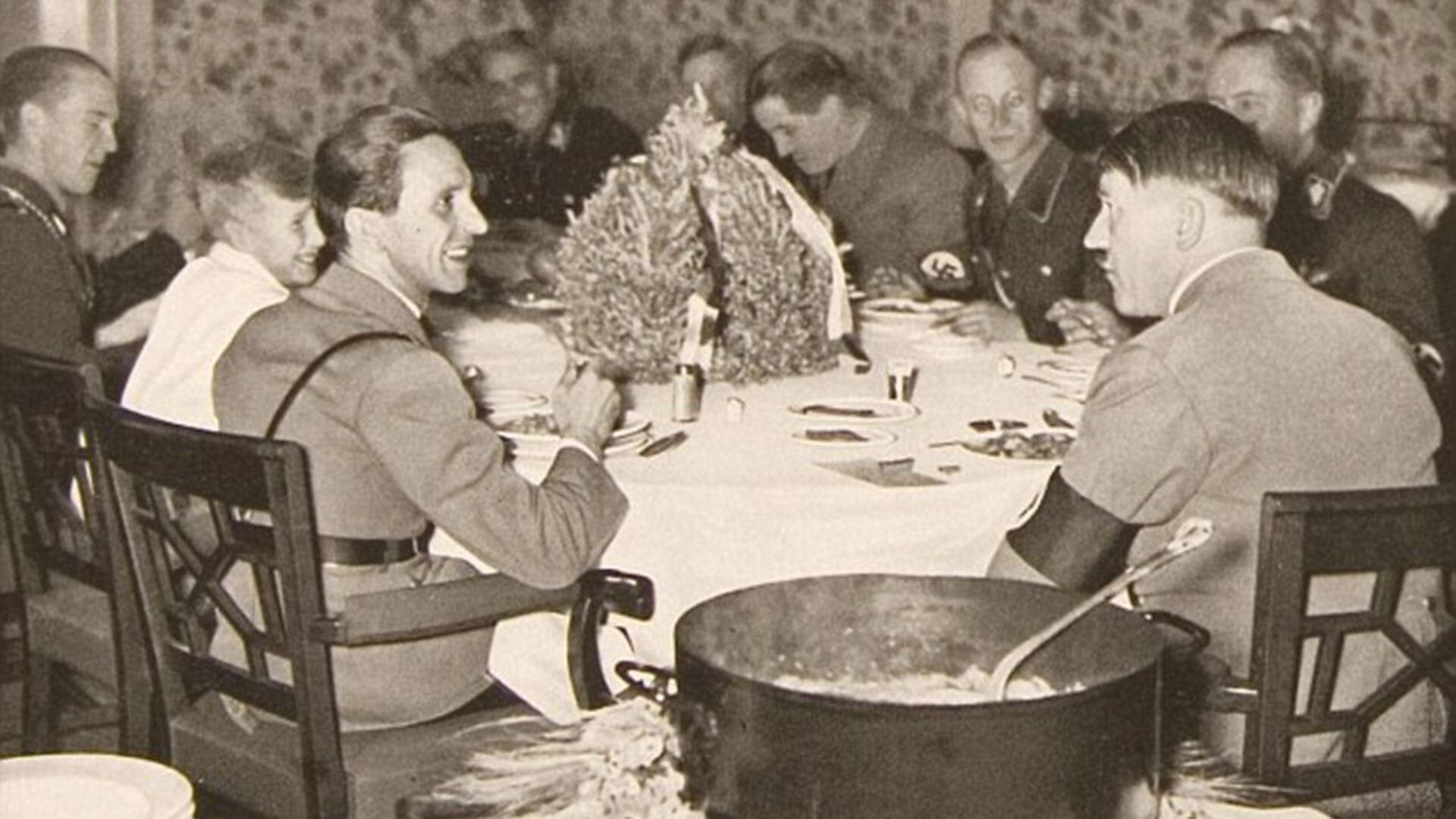 Hitler en una cena en el búnker de sus últimos días