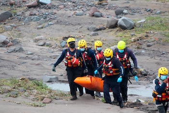 Imagen de archivo: Socorristas recuperan el cuerpo de un desaparecido durante las fuertes lluvias que azotaron a la provincia de Chiriquín en Panamá. EFE/ Marcelino Rosario