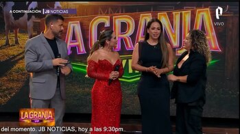 Cuatro personas en un escenario de TV con el logo "La Granja VIP". Un hombre en traje gris y tres mujeres, una con vestido rojo y otra con vestido negro