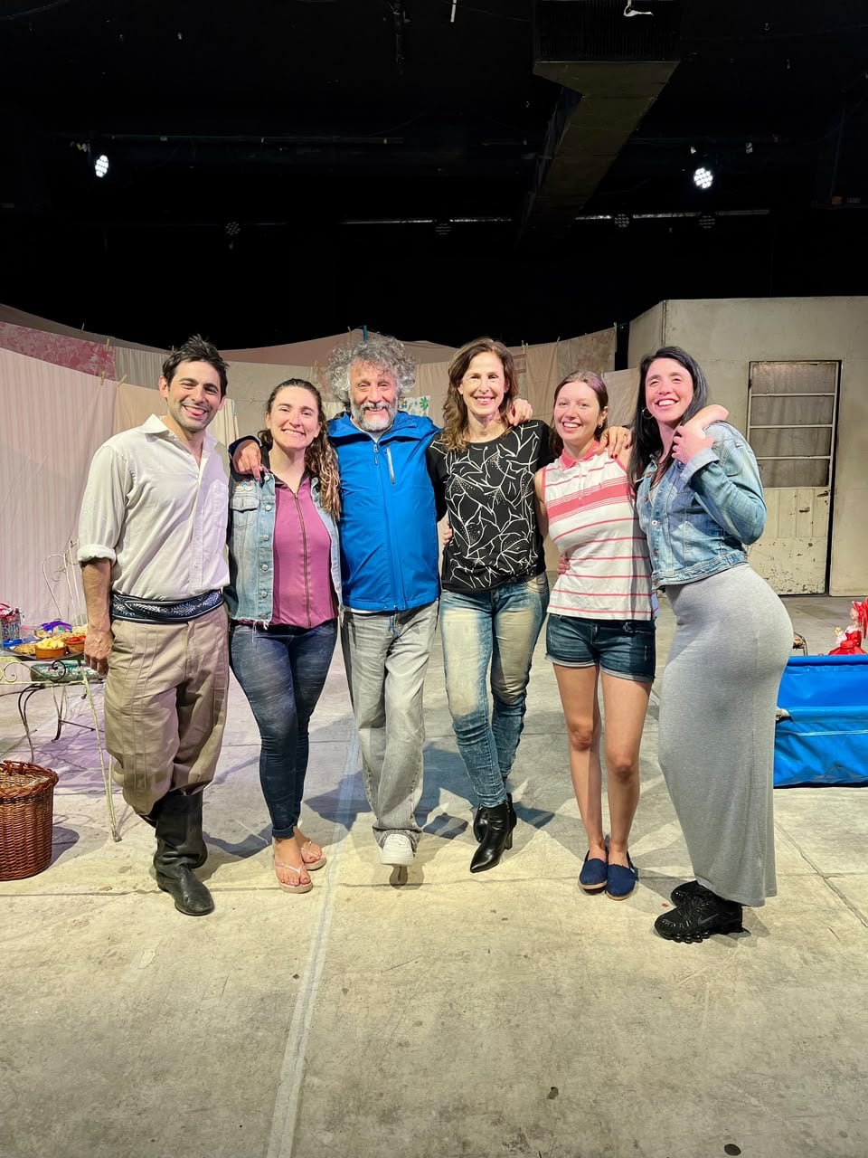 Fito Páez posa con el elenco y la autora María Marull