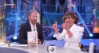 La protagonista, Mada Rivas, se enfrenta a dilemas tanto laborales como personales, tales como el conocido "síndrome del impostor"