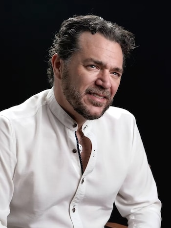 Juan Miguel Zunzunegui es historiador y académico.(https://www.zunzunegui.com.mx/)