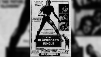 Anuncio de periódico en blanco y negro de la película "Blackboard Jungle" de MGM de 1955, con una gran silueta de un joven con un cuchillo y recuadros de escenas