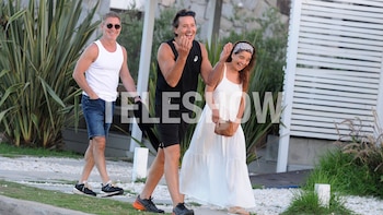 La pareja junto a Adrián