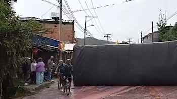 Caos en la vía Bogotá - La Calera: el volcamiento de un camión obligó al cierre total de la carretera