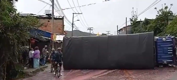 Volcamiento de camión cerró por completo la vía Bogotá-La Calera y desató fuerte congestión