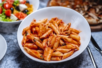 Plato de macarrones con tomate, carne picada y sobrasada (Magnific)
