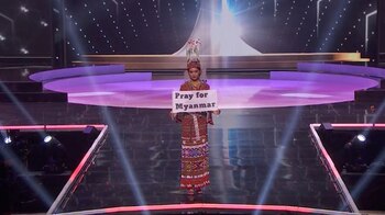 Ma Thuzar Wint Lwin, Miss Universo Myanmar, sostiene cartel que reza "Oren por Myanmar" durante show de Miss Universo, Hollywood, EEUU, 13 mayo 2021, captur de pantalla tomada de video entregado.
Cortesía de MISS UNIVERSE/Entregado vía REUTERS