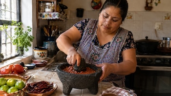 La sal gruesa resalta mejor los sabores que la sal fina en preparaciones de molcajete.
(Visuales IA)
