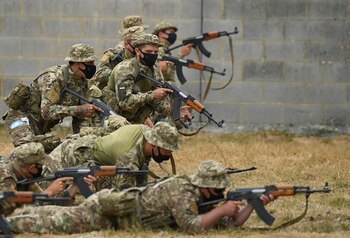 Soldados ucranianos son capacitados por