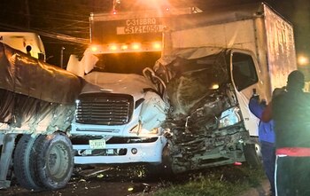 Una colisión múltiple entre vehículos de carga y automóviles particulares dejó un muerto en el kilómetro 7,8 de la ruta al Atlántico.